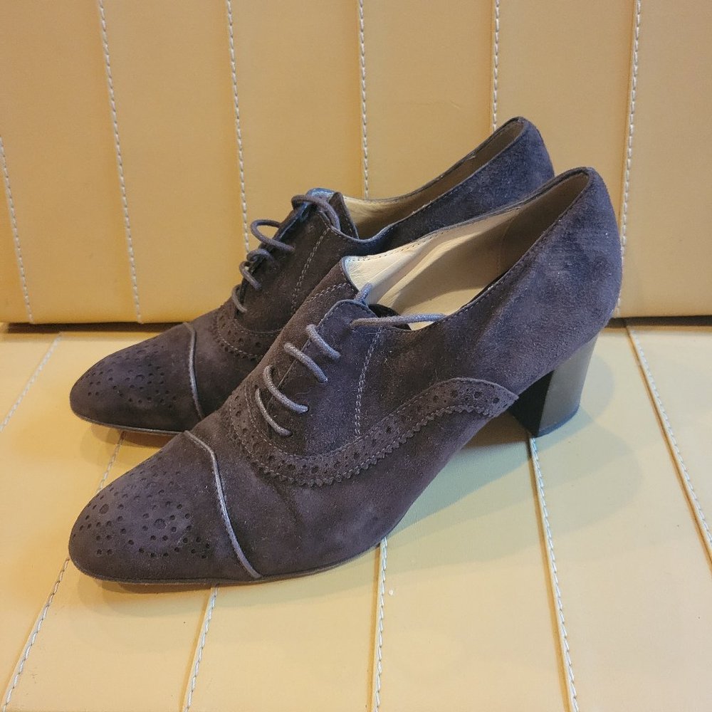 Brown suede Tod's oxford style booties